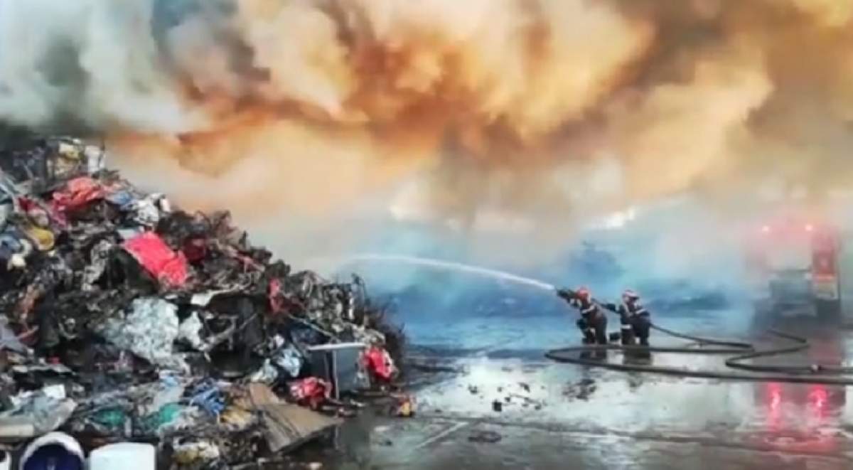 Incendiu puternic în Portul Galaţi! 3 autospeciale au intervenit de urgenţă. VIDEO