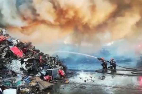 Incendiu puternic în Portul Galaţi! 3 autospeciale au intervenit de urgenţă. VIDEO