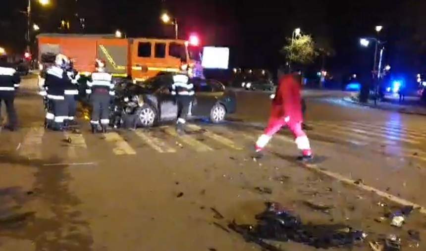 Accident grav în faţa unui spital din Constanţa! Două maşini s-au făcut praf. FOTO