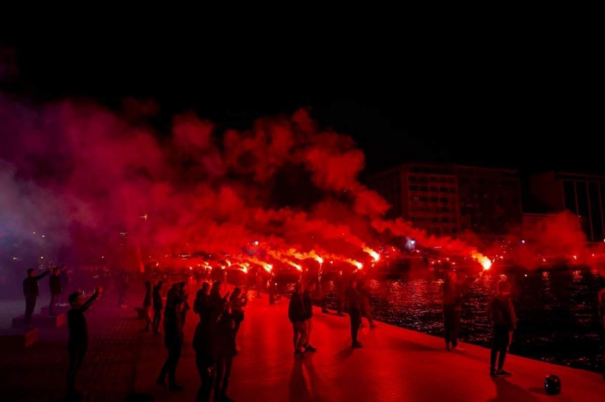 VIDEO / Răzvan Lucescu este zeu în Grecia! Fanii lui PAOK au făcut noapte albă la Salonic, după ce echipa antrenată de român a devenit campioană