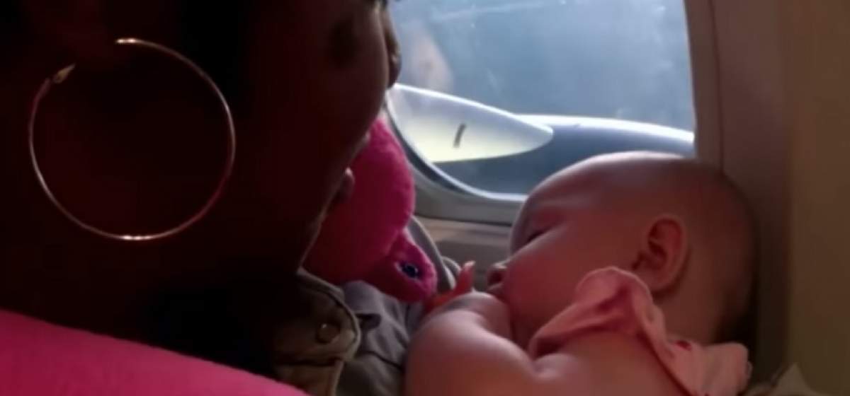 Tragic! Un bebeluş de două luni a murit în braţele mamei sale, în avion