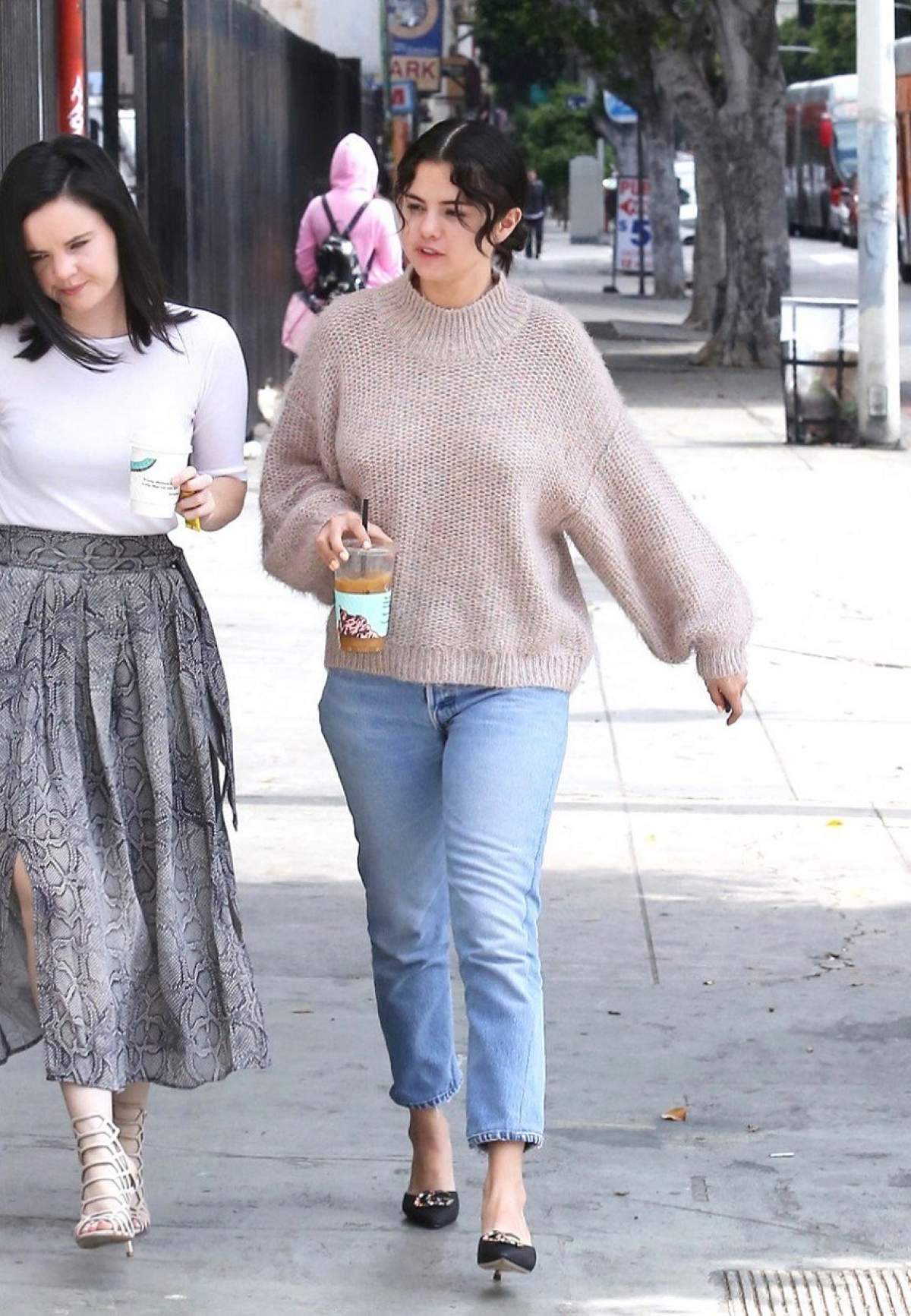 Selena Gomez, apariție jenantă pe stradă! A pierdut lupta cu kilogramele și arată cum nimeni nu se aștepta