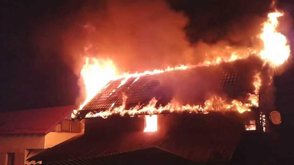 Femeie din Timiș, salvată în ultima clipă dintr-un incendiu devastator! Casa ei s-a făcut scrum, după ce a uitat o lumânare aprinsă