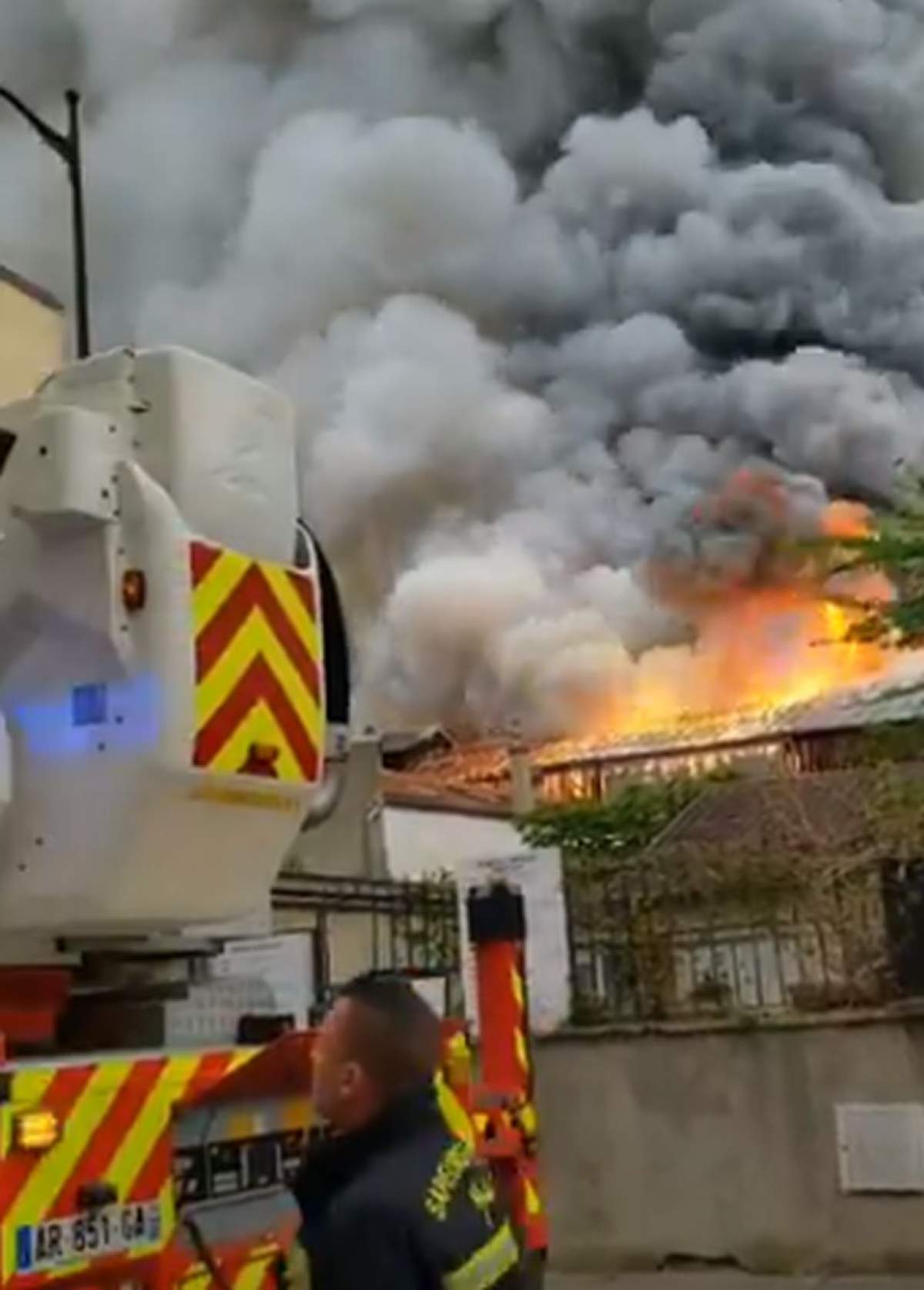 Incendiu devastator la Versailles. Imagini teribile de la locul tragediei / VIDEO