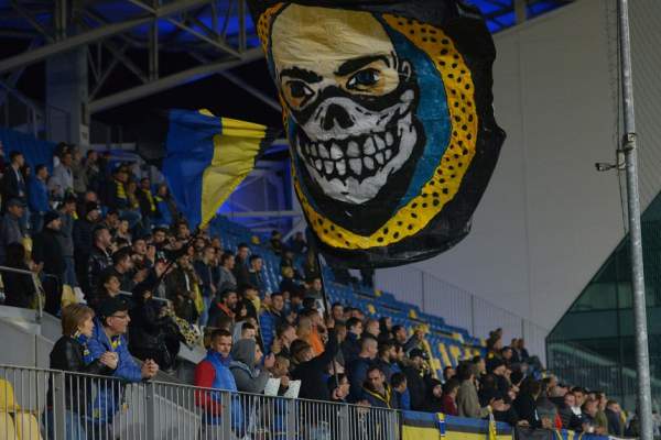 Violență extremă în fotbalul românesc! 20 de suporteri ai Petrolului au atacat 3 rivali de la U Cluj cu bâte, lanțuri, cuțite și bastoane telescopice