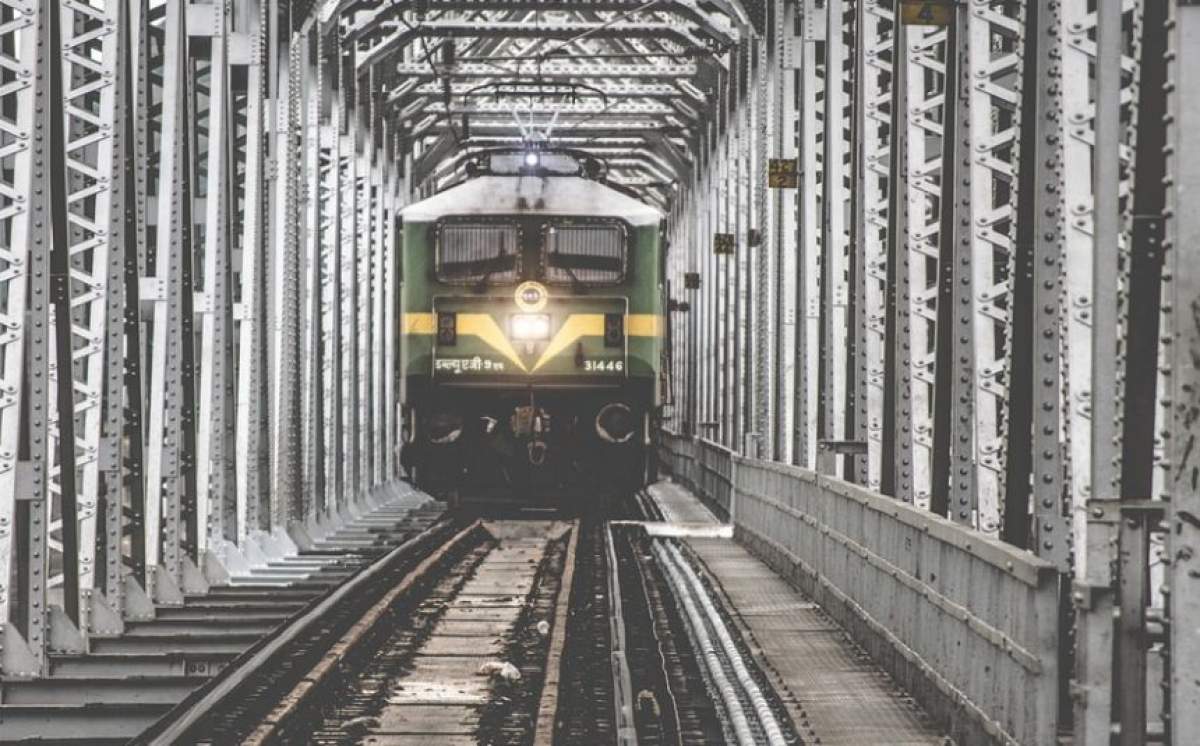 Un român de 30 de ani din Italia, dependent de jocuri de noroc, a vrut să se arunce în faţa trenului