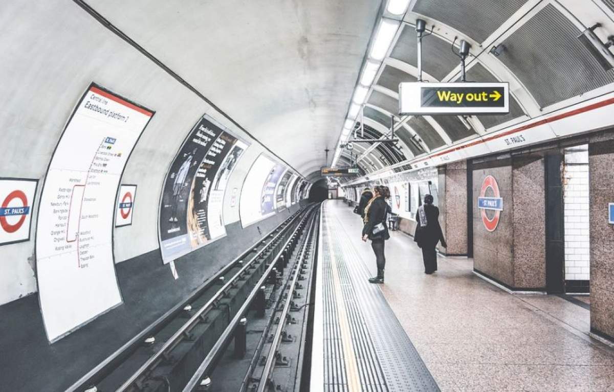 Incident teribil la metrou. Un poliţist a murit, după ce a fost împins în faţa trenului de un călător băut