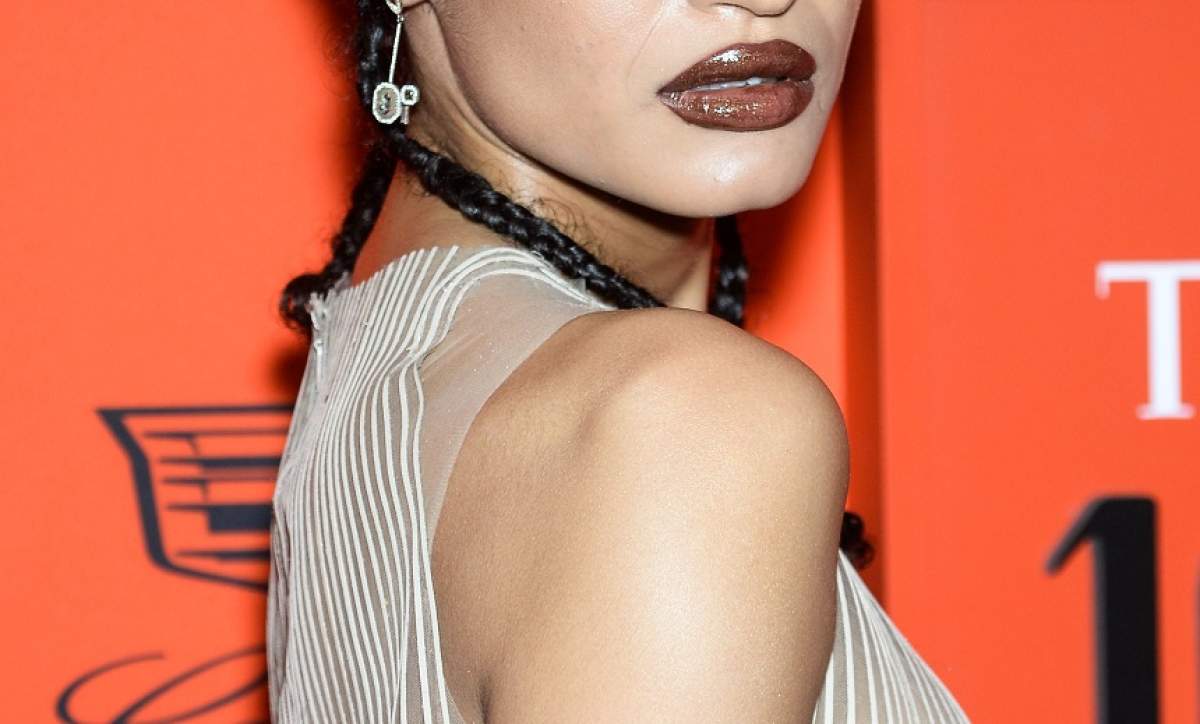 Actriță celebră, într-o rochie total transparentă, pe covorul roșu! I s-au văzut sânii în toată splendoarea