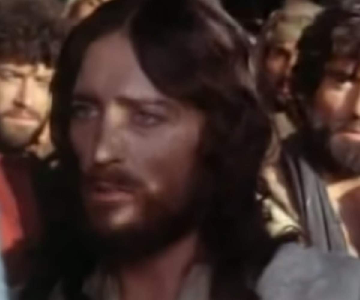 Așa arată actorul Robert Powell, la 40 de ani de la difuzarea celebrului film "Iisus din Nazaret". FOTO