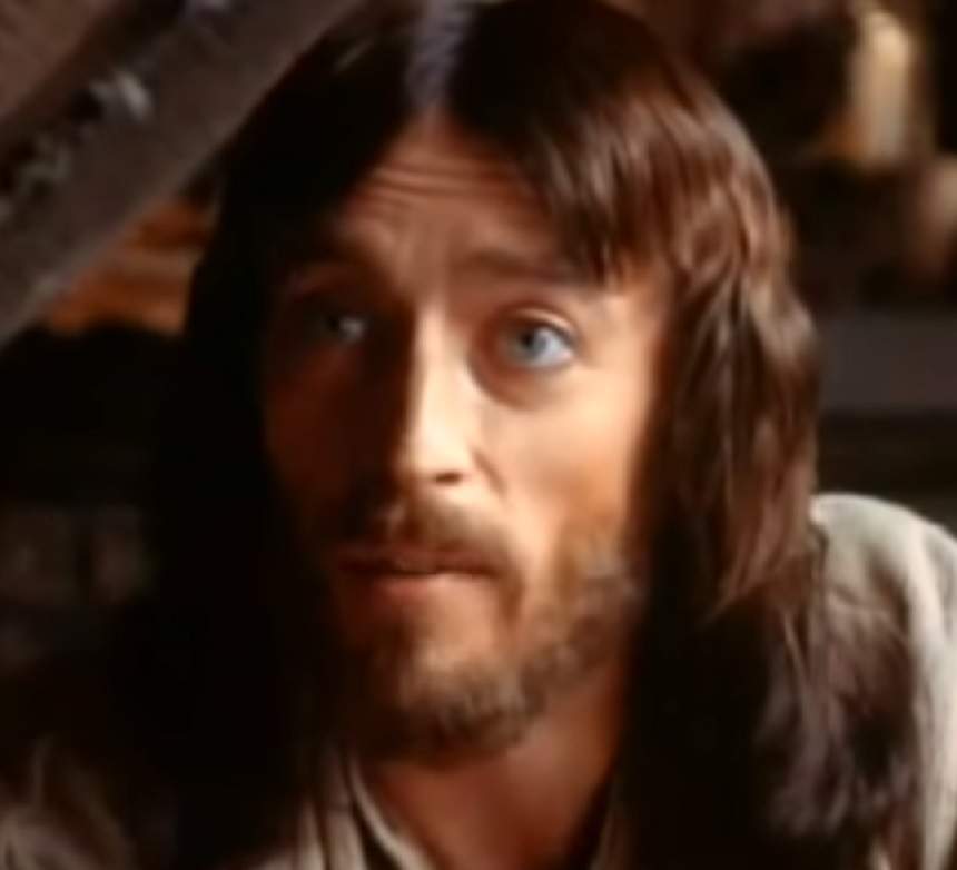 Așa arată actorul Robert Powell, la 40 de ani de la difuzarea celebrului film "Iisus din Nazaret". FOTO
