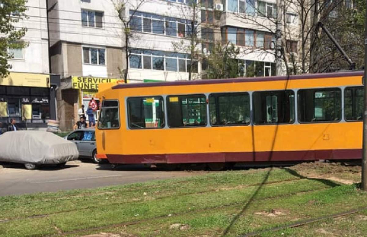 Ultimă oră! Un tramvai a deraiat în Galaţi, pătrunzând pe carosabil. FOTO