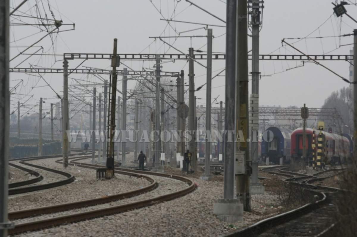 Călătorii unui tren care mergea spre Constanţa, daţi jos şi puşi să găsească o soluţie. Mecanicul a luat decizia