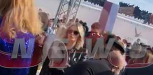 VIDEO PAPARAZZI / Alina Crișan, mișcări de felină printre milionarii de la Mamaia! Blondina a făcut atmosferă într-un club de fițe