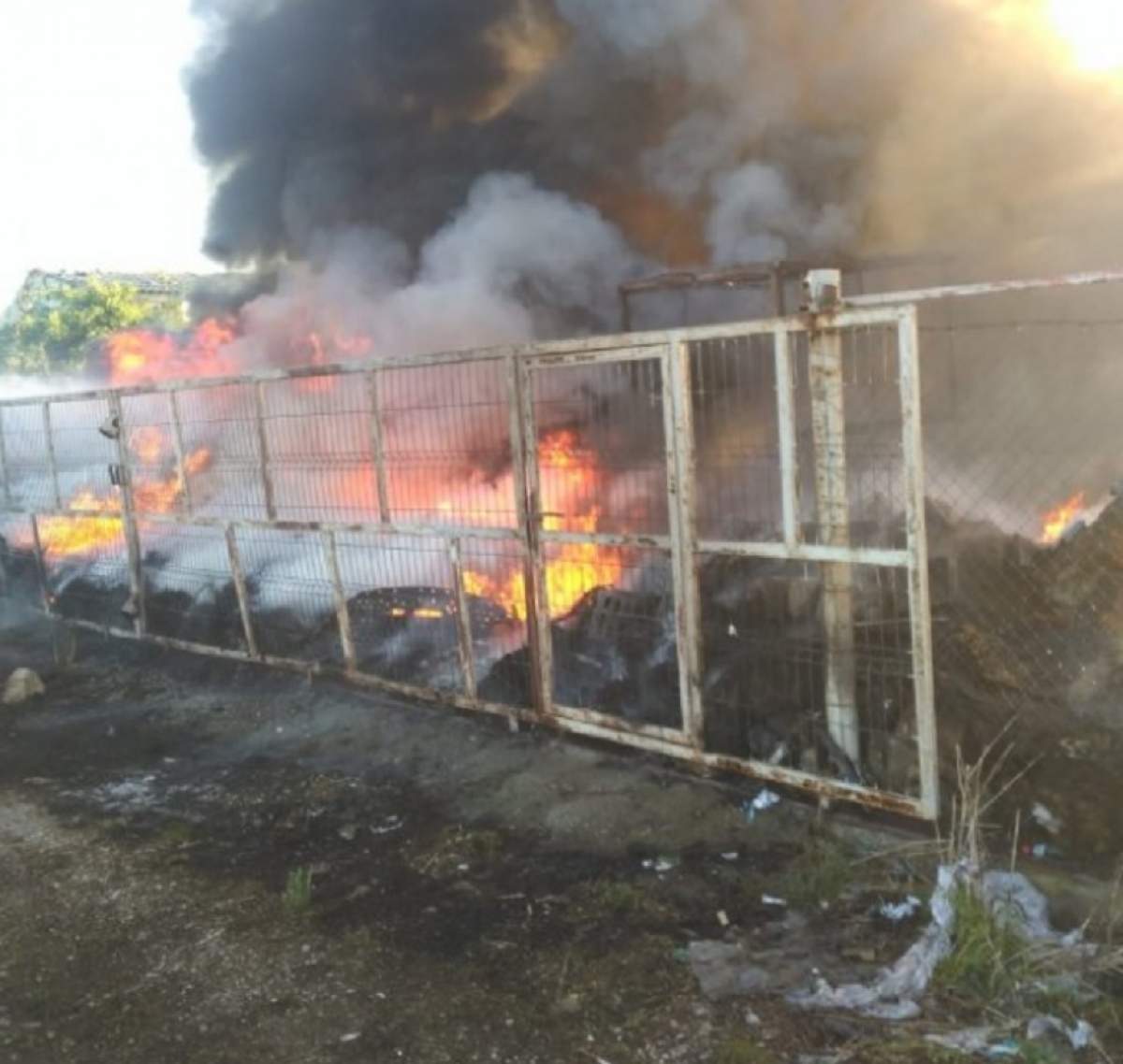Incendiu puternic în Iași! Pompierii intervin cu șase autospeciale