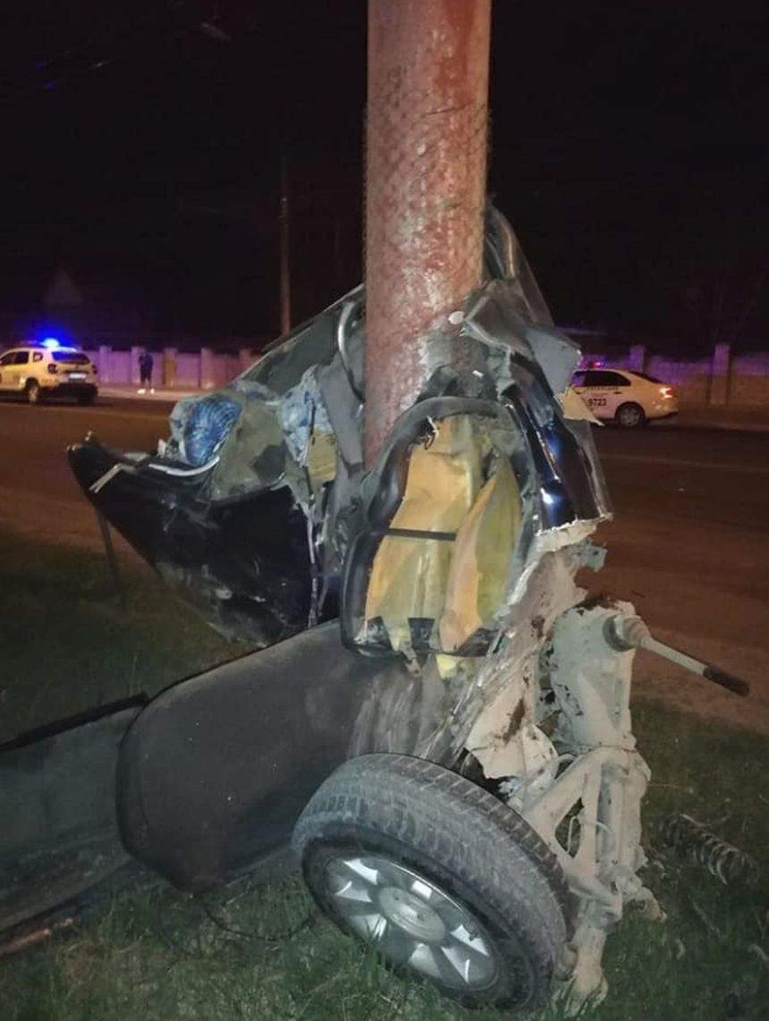 Accident şocant în Moldova. O maşină s-a rupt în două, după ce şoferul băut a intrat cu viteză într-un stâlp