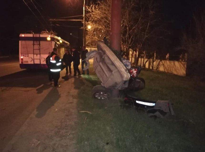 Accident şocant în Moldova. O maşină s-a rupt în două, după ce şoferul băut a intrat cu viteză într-un stâlp