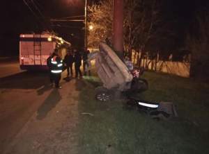 Accident şocant în Moldova. O maşină s-a rupt în două, după ce şoferul băut a intrat cu viteză într-un stâlp