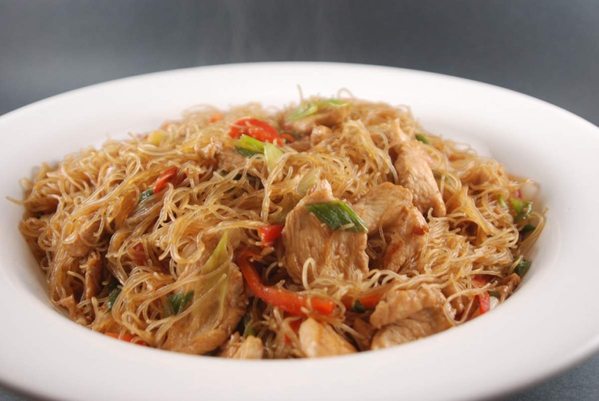 REȚETE de cină: Tăiței asiatici, cu pui și legume. Gata în 15 minute