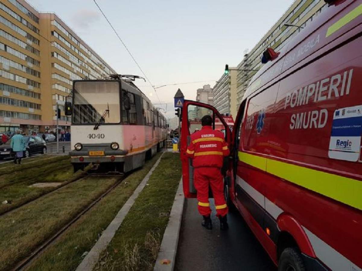 Accident grav în Bucureşti, pe linia tramvaiului 41! Circulaţia este complet blocată