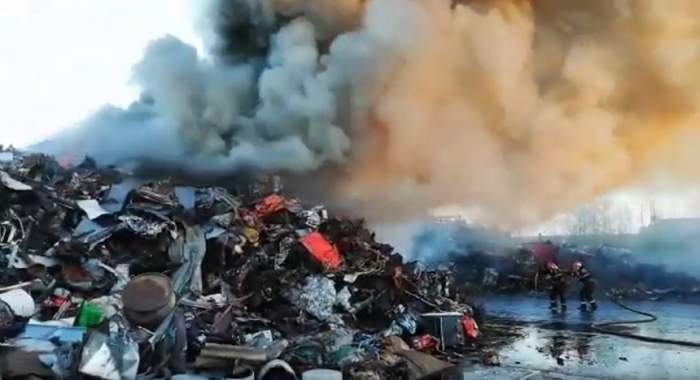 Incendiu de mari proporţii în Portul Galaţi! Sute de kilograme de deşeuri au luat foc / VIDEO