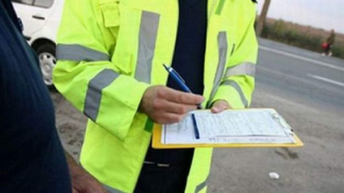 Prea leneș pentru școala de șoferi, un bărbat le-a dat polițiștilor un permis scris de mână. Reacția ofițerilor