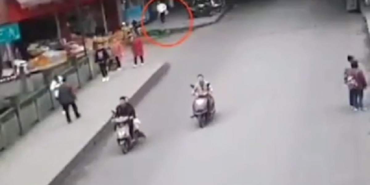 O femeie şi-a aruncat copilul la un coş de gunoi de pe stradă! Totul a fost filmat. VIDEO