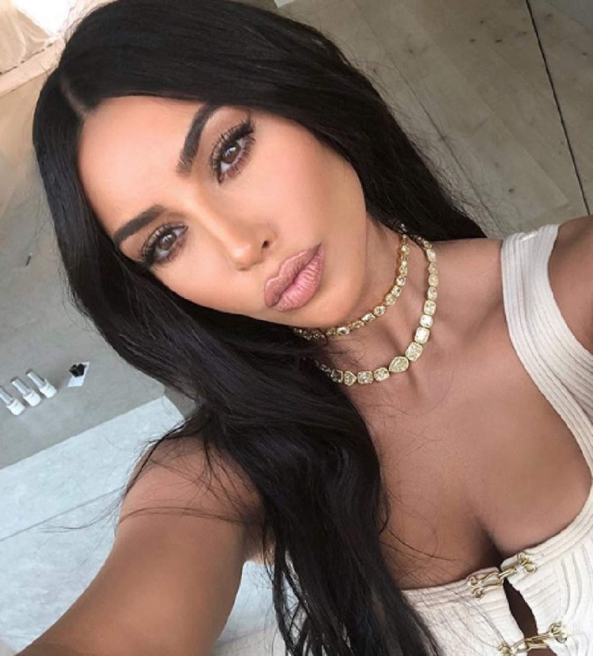 Kim Kardashian a rupt internetul! Starleta și-a afișat silicoanele și posteriorul tunat, într-un costum de baie transparent. FOTO