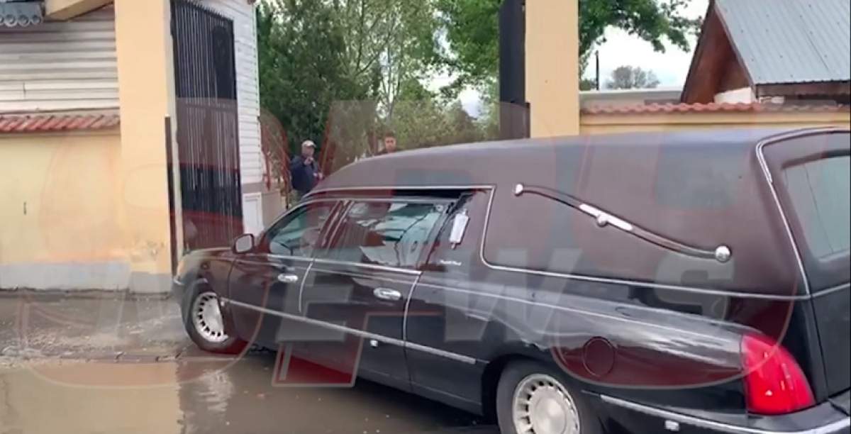 PAPARAZZI / Mașina cu trupul neînsuflețit al lui Răzvan Ciobanu a ajuns la capelă