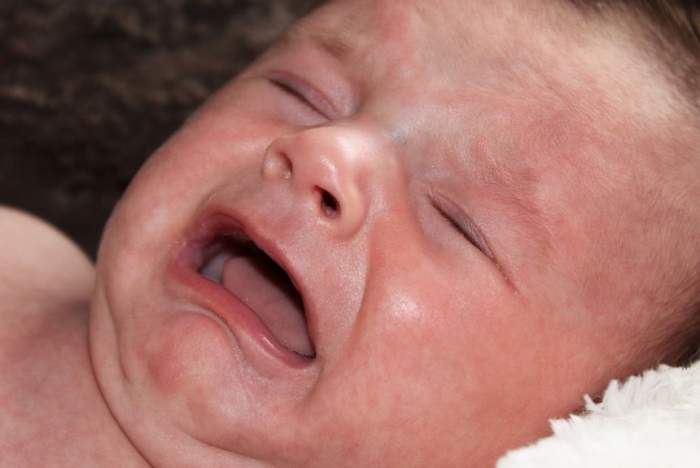 Bebeluş lăsat în agonie luni de zile, după ce asistenta a uitat şerveţele umede în interiorul său