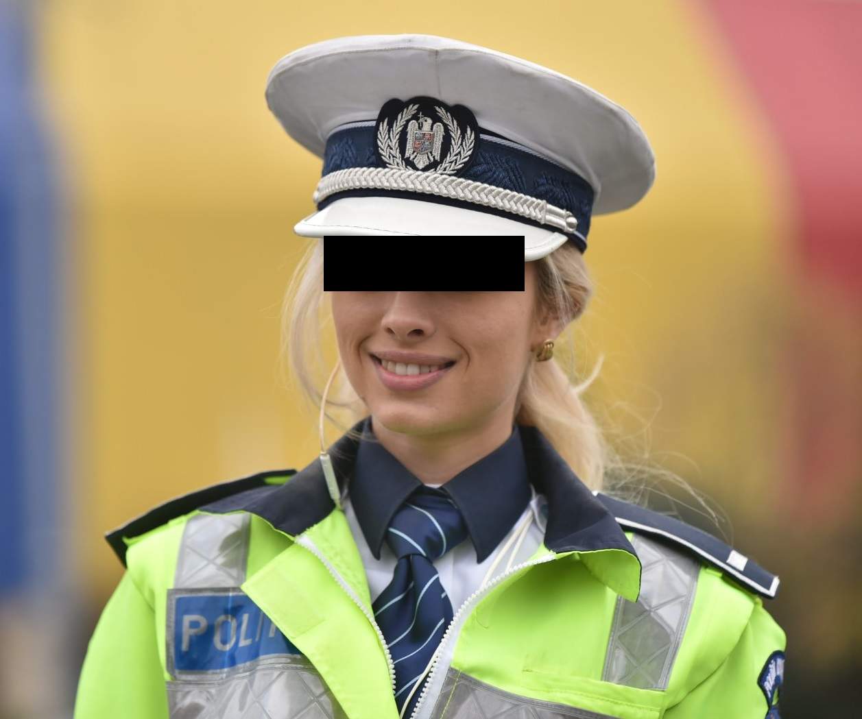 Cum s-a pozat bomba sexy de la Poliţia Rutieră! Imagini exclusive cu blonda care a încins Internetul