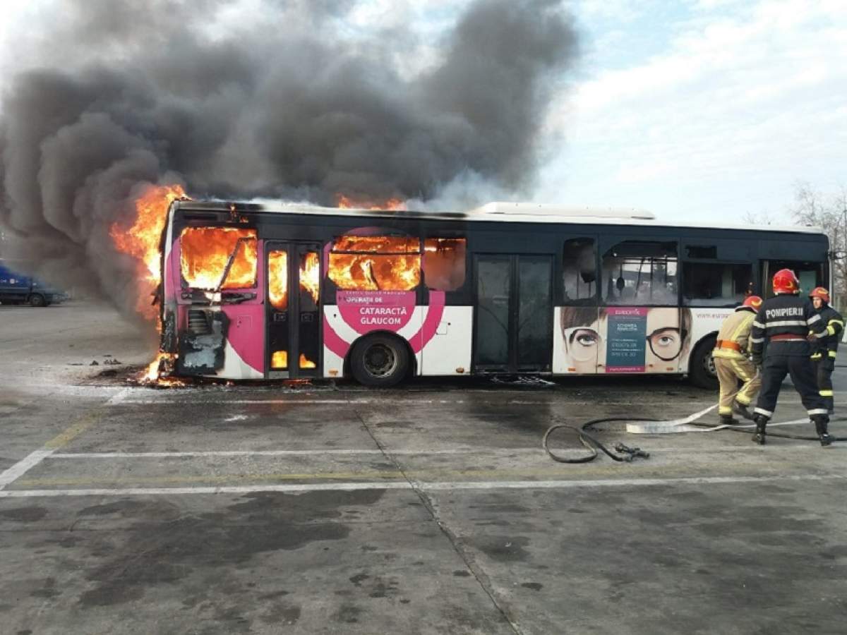 Incendiu violent în Bacău! Un autobuz a fost cuprins de flăcări, şoferul abia a scăpat / VIDEO