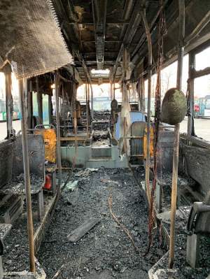 Incendiu violent în Bacău! Un autobuz a fost cuprins de flăcări, şoferul abia a scăpat / VIDEO