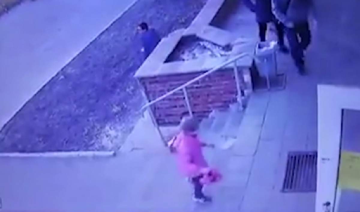 Un bărbat a fost arestat după ce şi-a aruncat fetiţa pe scările unui supermarket