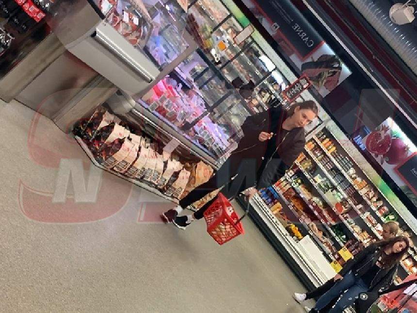 VIDEO PAPARAZZI / A dat fiţele din restaurantele de lux pe crenvurştii din supermarket! Fiica unui mare antrenor român, prinsă în fapt, printre rafturi