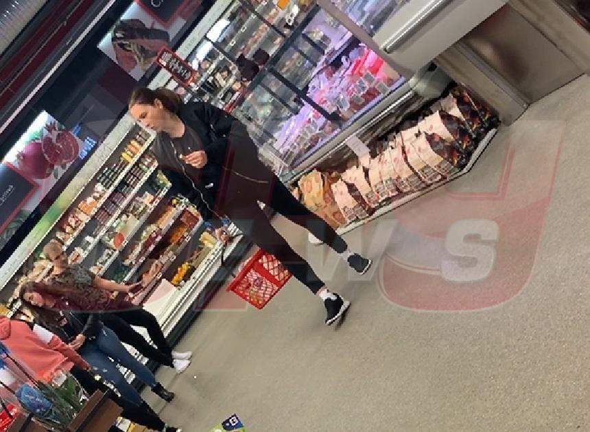 VIDEO PAPARAZZI / A dat fiţele din restaurantele de lux pe crenvurştii din supermarket! Fiica unui mare antrenor român, prinsă în fapt, printre rafturi