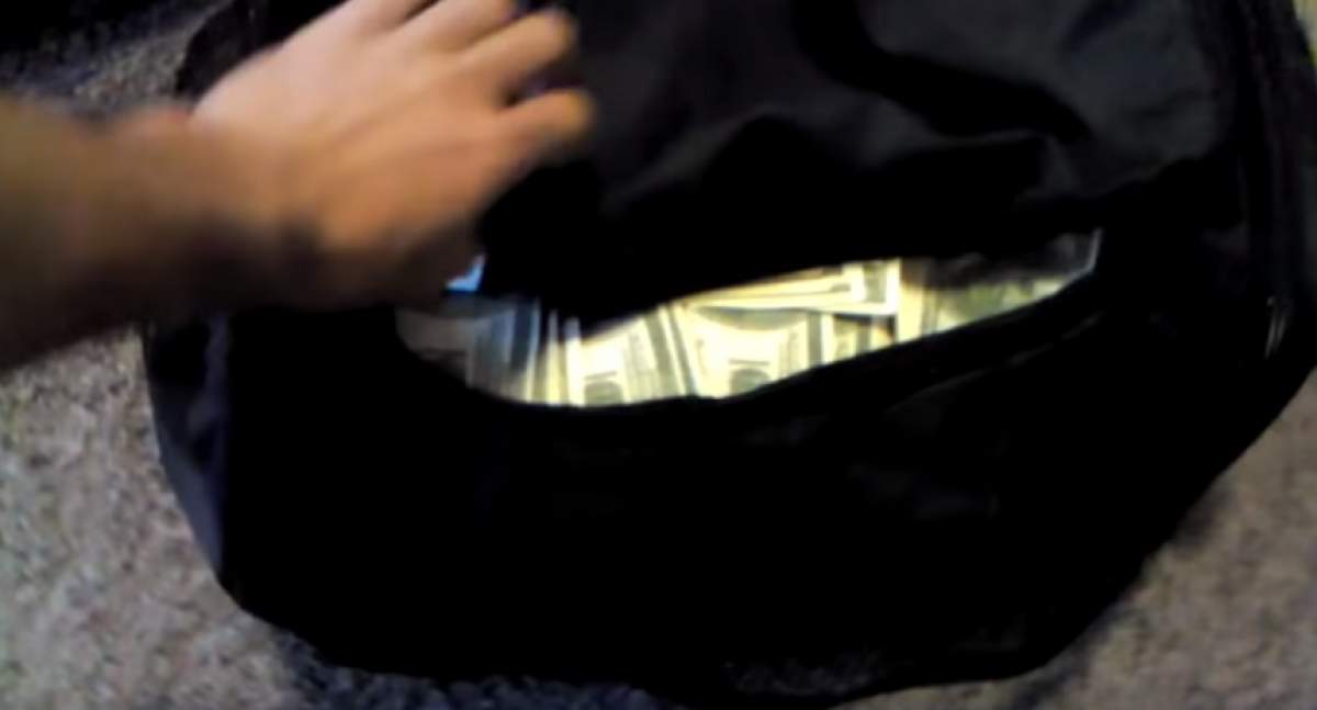 Geantă plină cu bani, găsită în toaleta unei benzinării din Făgăraş! Ce s-a întâmplat cu proprietarul