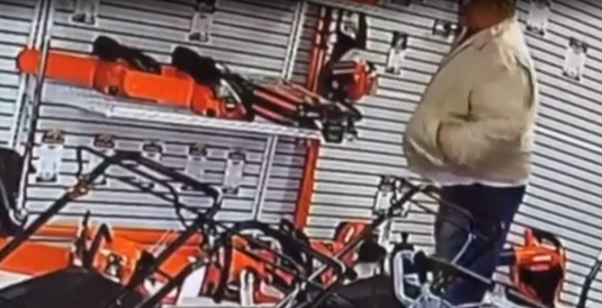 Un bărbat a trecut neobservat pe lângă casele de marcat ale unui magazin cu o drujbă în pantaloni / VIDEO