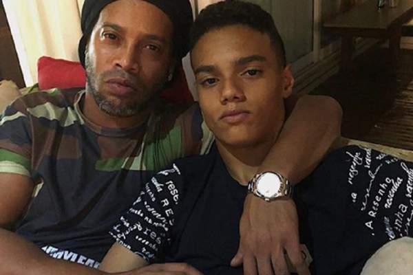 Șoc în fotbal! Fiul lui Ronaldinho a semnat cu o echipă uriașă fără ca oficialii clubului să știe cine e