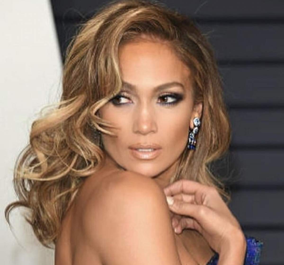 S-a logodit, dar nu se face deloc fată cuminte! Jennifer Lopez și-a etalat sânii într-o ținută deocheată