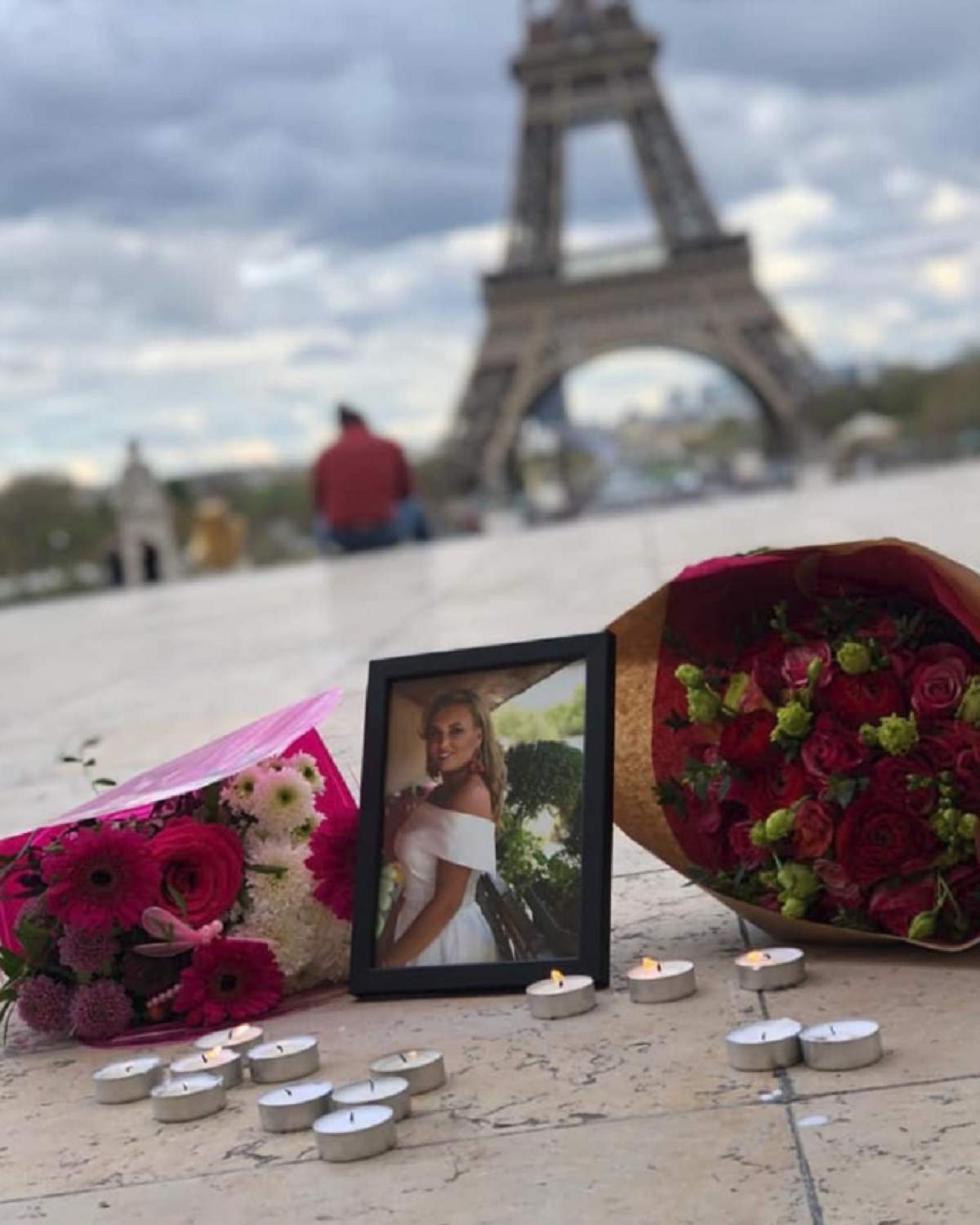 Mii de flori la înmormântarea tinerei din Cluj, moartă la Paris, înainte să fie cerută în căsătorie. Iubitul ei, distrus de durere