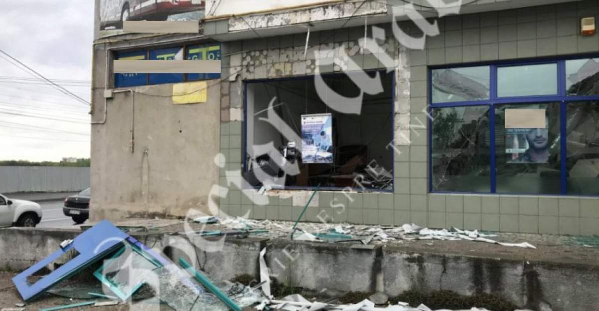 Spargere la un bancomat din Arad. ATM-ul și banca au sărit în aer!