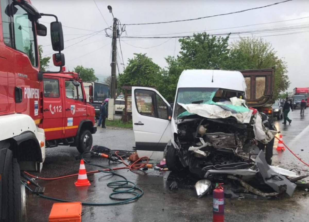 Accident grav în Beclean, vineri dimineaţă! Un microbuz şi un autocamion s-au ciocnit puternic