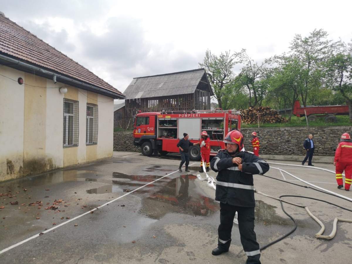 Ultimă oră! Incendiu la o şcoală din Văleni. VIDEO