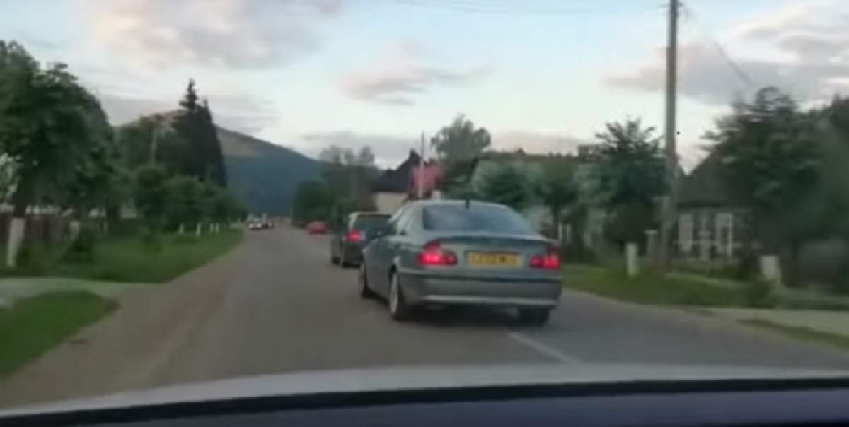 Imagini şocante din Suceava! Echipaj de poliţie, blocat în trafic de maşinile care transportau marfa unui contrabandist. VIDEO