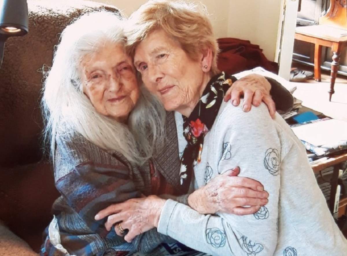 Şi-a găsit mama biologică după 61 de ani de căutări! Imaginile surprinse la revedere sunt de-a dreptul emoţionante. VIDEO