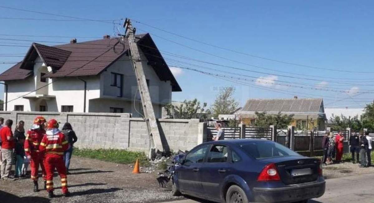 Accident ciudat, în Suceava. Un bărbat a intrat cu maşina într-un stâlp, după ce un porc i-a sărit în braţe