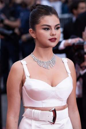 Selena Gomez, apariție răvășitoare pe covorul roșu de la Cannes. Cântăreața și-a revenit complet după ce a ieșit de la psihiatrie. FOTO