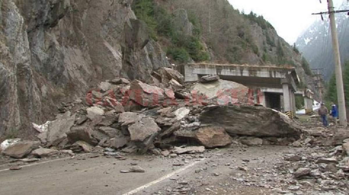 Circulaţia rutieră, întreruptă pe Transfăgărăşan. Cad stânci!