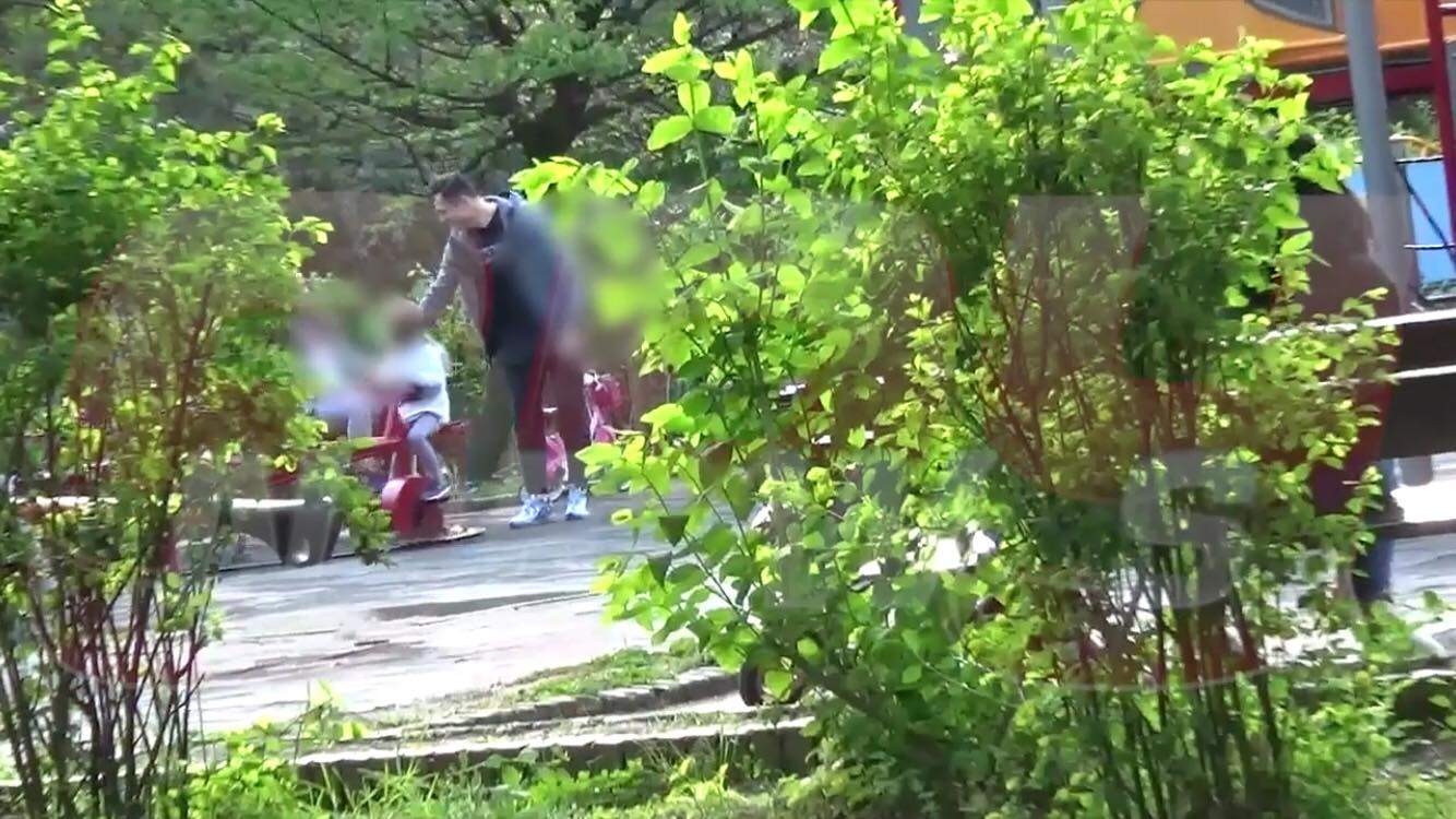 VIDEO PAPARAZZI / E milionar în euro, dar... bucuria familiei are cel mai mare preţ! Ce nu face Mirel Rădoi pentru fetiţele lui! Aşa cum nu l-a văzut nimeni