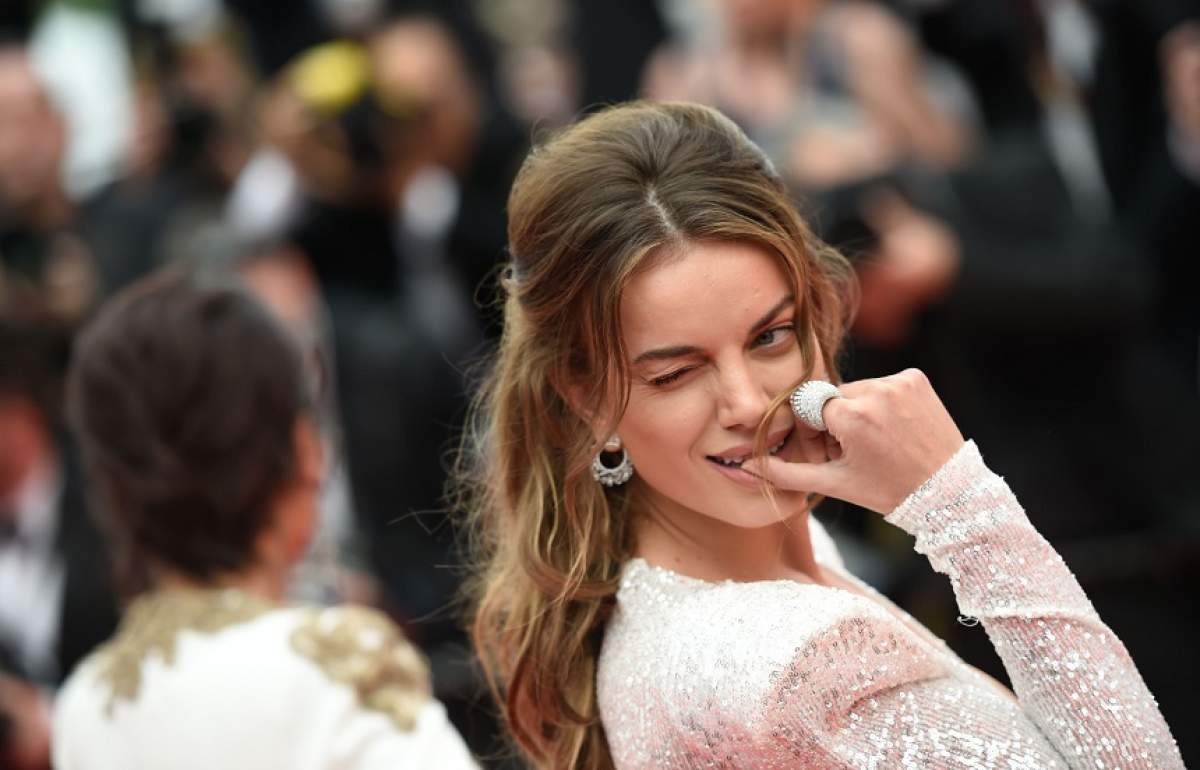 Gafa serii la Cannes! O frumoasă tânără a rămas în sânii goi, pe covorul roșu. FOTO